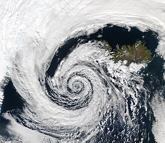 Dépression atmosphérique centrée sur le détroit du Danemark, entre l'Islande et le Groenland. Les vents, attirés par la zone de basses pressions au centre, se courbent sous l'effet de la force de coriolis (capturée par MODIS en septembre 2003, NASA/GSFC).