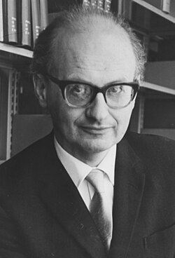 Retrato de Imre Lakatos, com óculos.