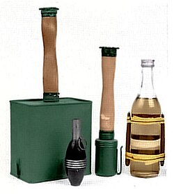 Photo couleur de trois grenades de tailles différente et d'une bouteille.