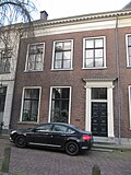 Herenhuis met oud zadeldak, waarin dakkapel met fronton en met gevel onder rechte lijst