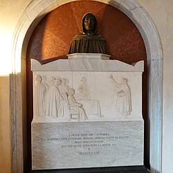 Tombeau en marbre blanc avec gravure surmontée d'un buste sculpté dans une niche à arcade
