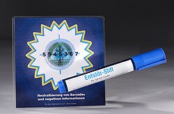Gegen den Strich Der Barcode-Verschwörung zufolge geben Scancodes auf Produkten negative Energien ab, mit deren Hilfe eine „geheime Regierung“ sukzessive die Weltbevölkerung reduzieren will. Hilfsmittel wie dieser Entstör-Stift sollen die gekauften Produkte neutralisieren und den Code unschädlich machen. Entstör-Stift für Barcodes Stiftung Kloster Dalheim. LWL-Landesmuseum für Klosterkultur. Foto: LWL/Ansgar Hoffmann, www.hoffmannfoto.de
