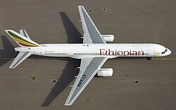 Vue à vol d'oiseau d'un avion de ligne à réacteurs reposant sur une piste d'atterrissage.