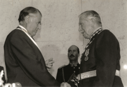 Patricio Aylwin dan Augusto Pinochet semasa upacara peralihan kuasa pada 1990