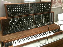 un synthétiseur Moog