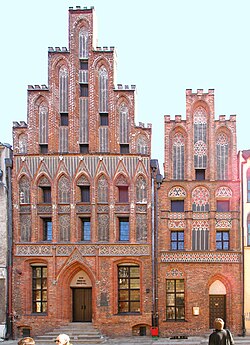 Duas fachadas de tijolos da rua Kopernika, em Toruń.