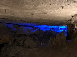 A imagem mostra o interior da Cumberland Caverns.