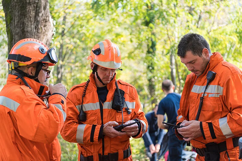 Gruppe Feuerwehrleute in der Krisenkommunikation