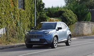 Toyota Yaris Cross Design Sur la route, le Toyota Yaris Cross brille tout autant par son comportement routier que par la consommation très faible de sa motorisation hybride.