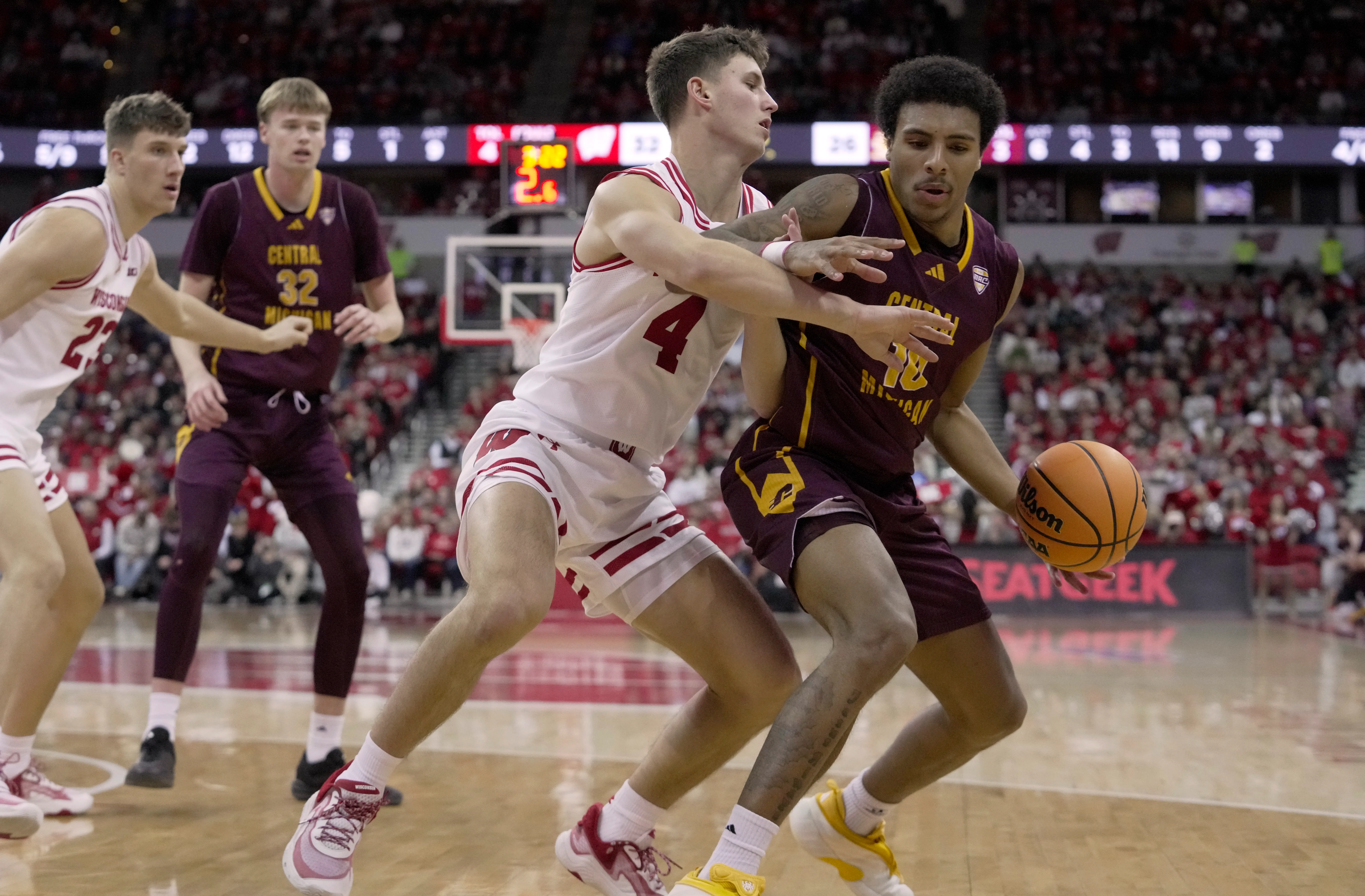 De Pere native Zach Kinziger excited for Badgers' Green Bay exhibition