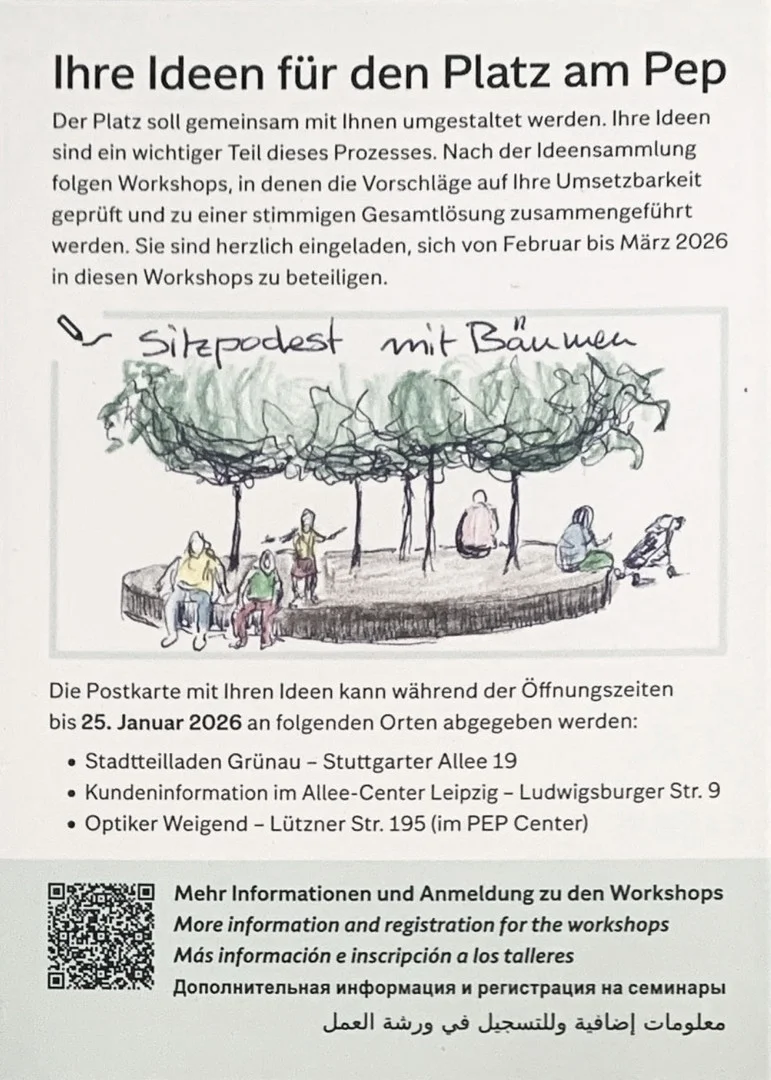 Ideensammlung Postkarte Auf der Wunschpostkarte sind Bäume gemalt und Menschen, die auf einem Podest darum sitzen. Geschrieben steht: Sitzpodest mit Bäumen.