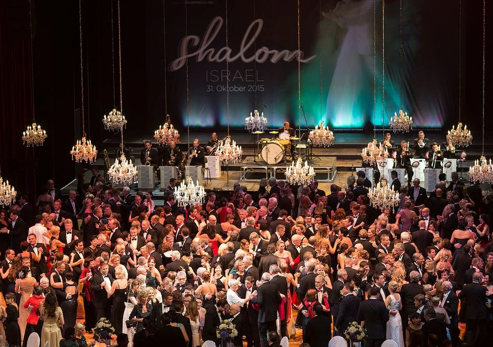 2015 Der Leipziger Opernball unter dem Motto Shalom Israel Blick von oben auf unzählige Tanzpaare auf dem Parkett der Leipziger Oper und im Hintergrund die Musiker auf der Bühne sowie die Bühnengestaltung mit dem Schriftzug Shalom Israel.