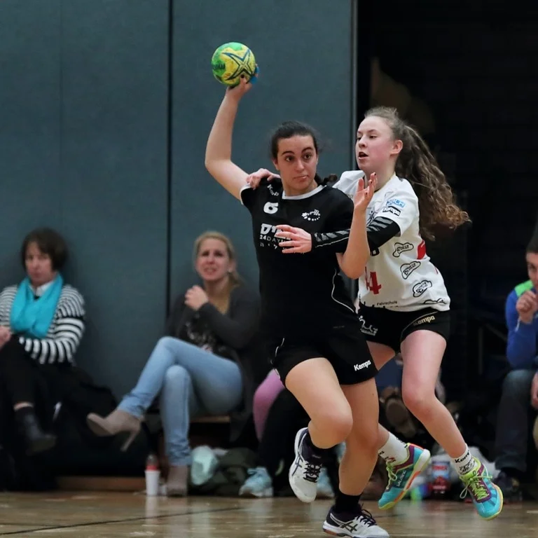 2018-Handballerin-in-Aktion-wahrend-des-Turniers-Stadtsportbund-Leipzig.jpg Zwei jugendliche Handballspielerinnen während des Handballspiels in Aktion