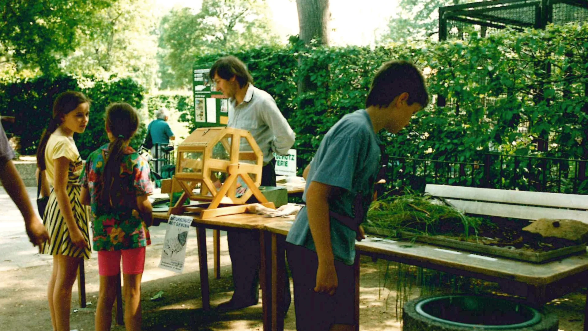 Leipziger Naturschutzwoche 1992 Kinder an einem Stand der 36. Leipziger Naturschutzwoche im Jahr 1992.