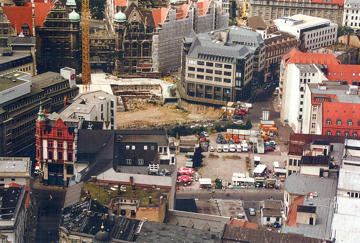 Burgplatz 1998 Blick Uniturm Blick auf die Baustelle zum Bau der Tiefgarage