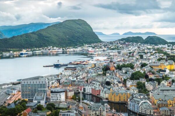 Ålesund: picturesque entrance to the Geirangerfjord