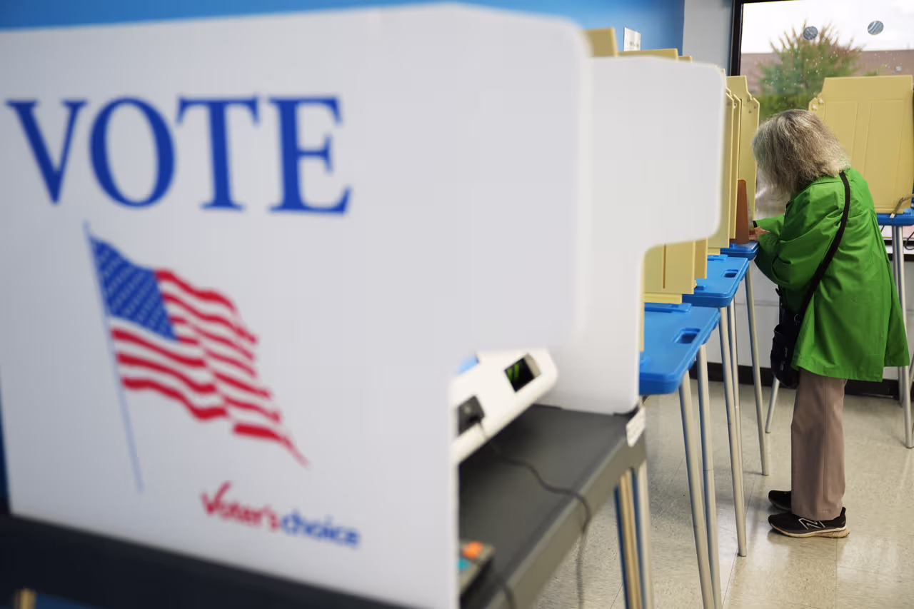 Los votantes prefieren a los demócratas en temas clave, pero no confían en ningún partido, según una encuesta de Associated Press-NORC Center